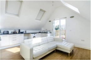 Beautiful 2-Bed Unique Loft Apartment in Beckenham